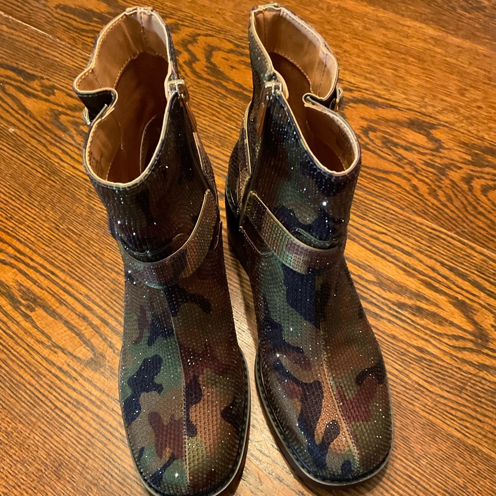JESSICA SIMPSON Camouflage Ankle Boots 7M zipper flat studs NWOT